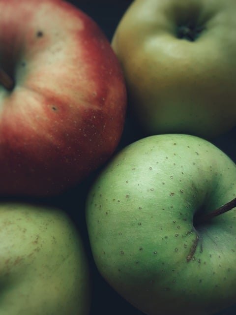 granny-apples-640x480-58147727.jpeg