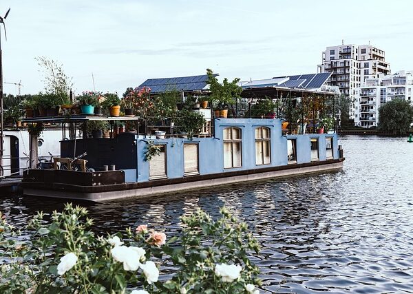 houseboat-640x480-22821363.jpeg
