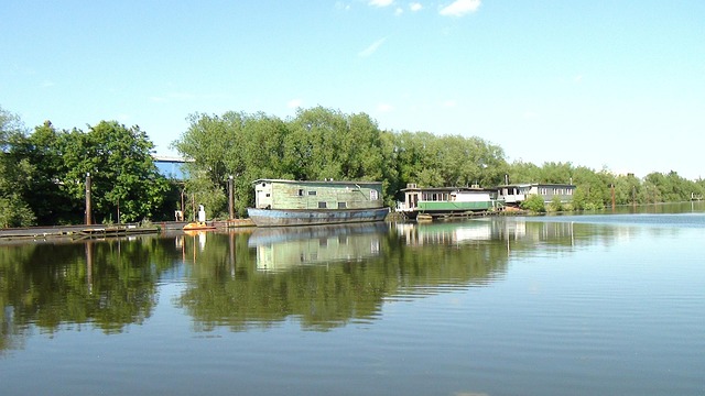 houseboat